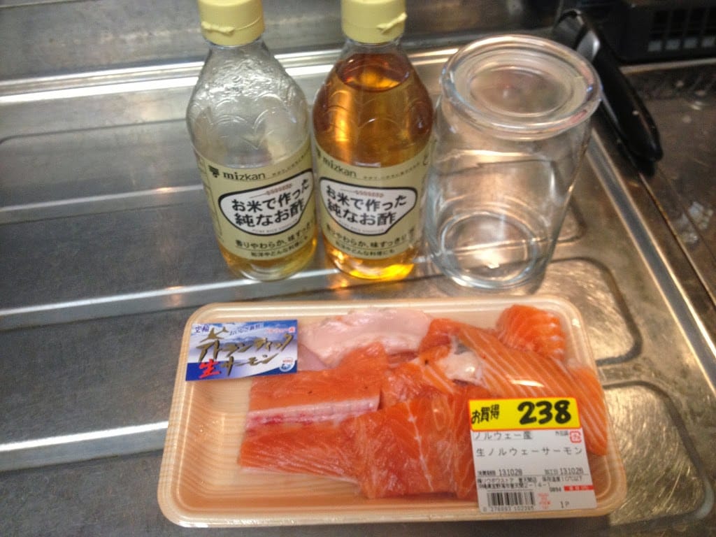 サーモンのアラ酢漬け コウレイグースー