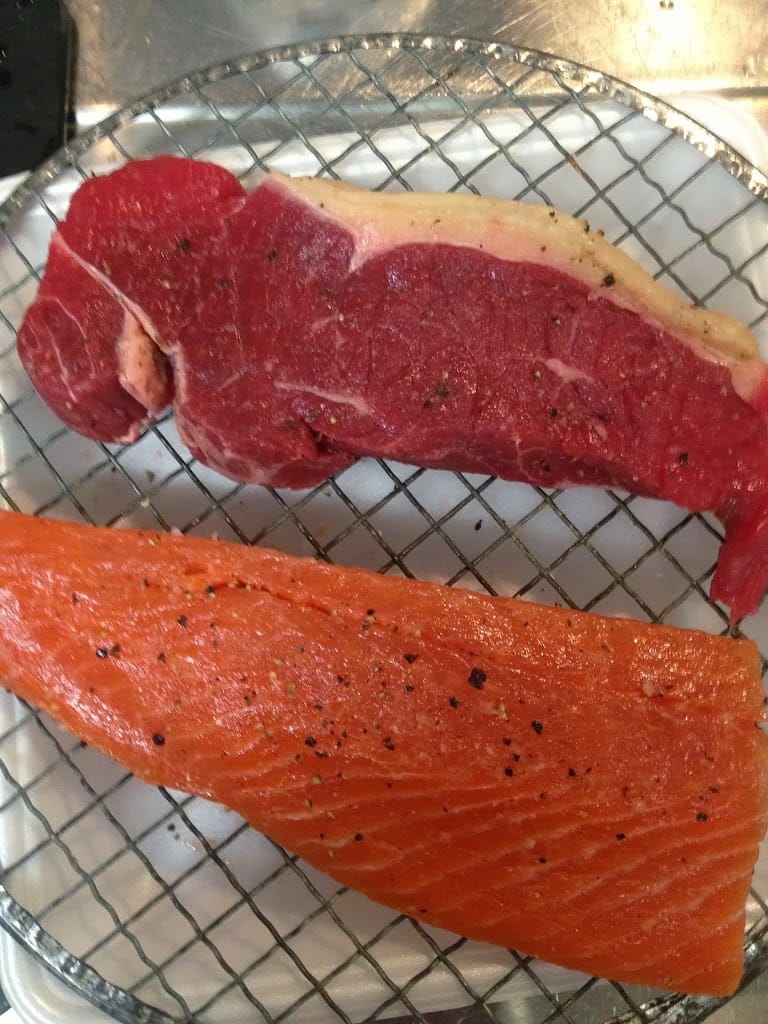 牛ステーキ肉とサーモンの燻製