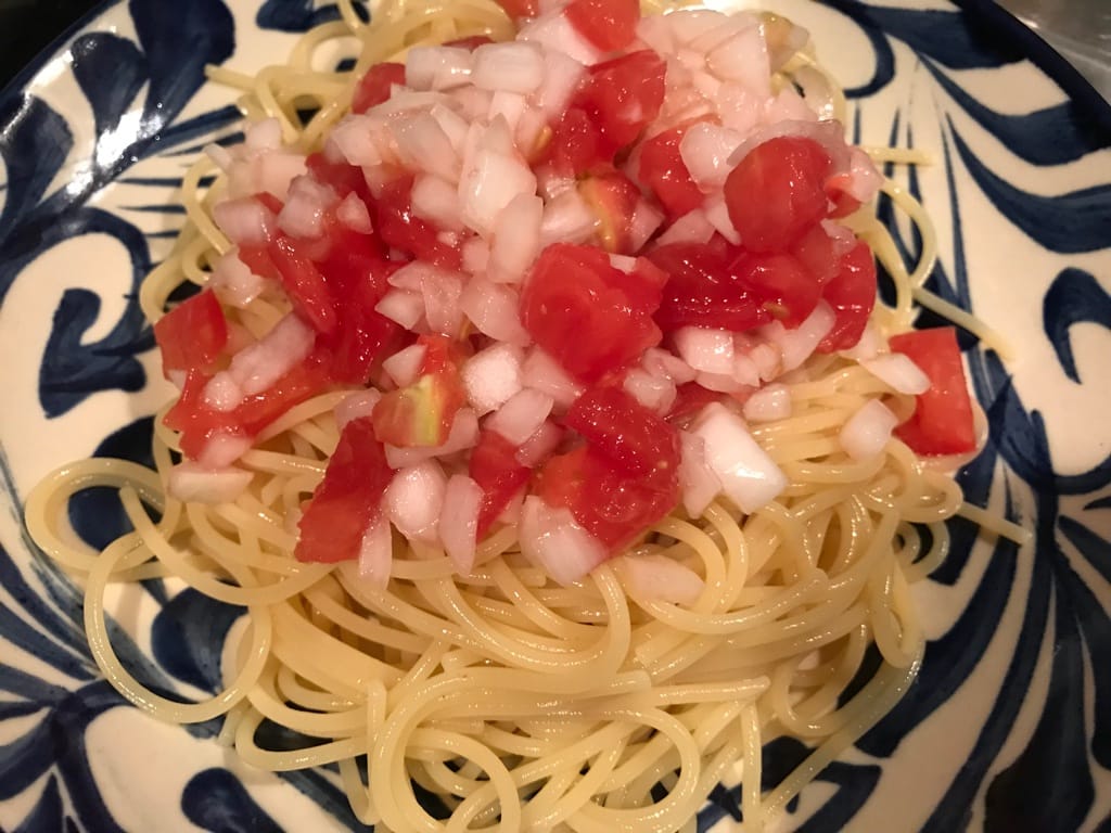 トマトと玉ねぎの冷製パスタ レタスと塩昆布
