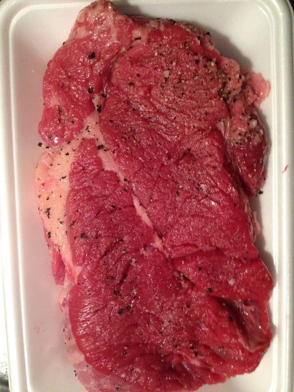 ぶ厚い牛肉のワインビネガーソースかけ（？ローストビーフ？）