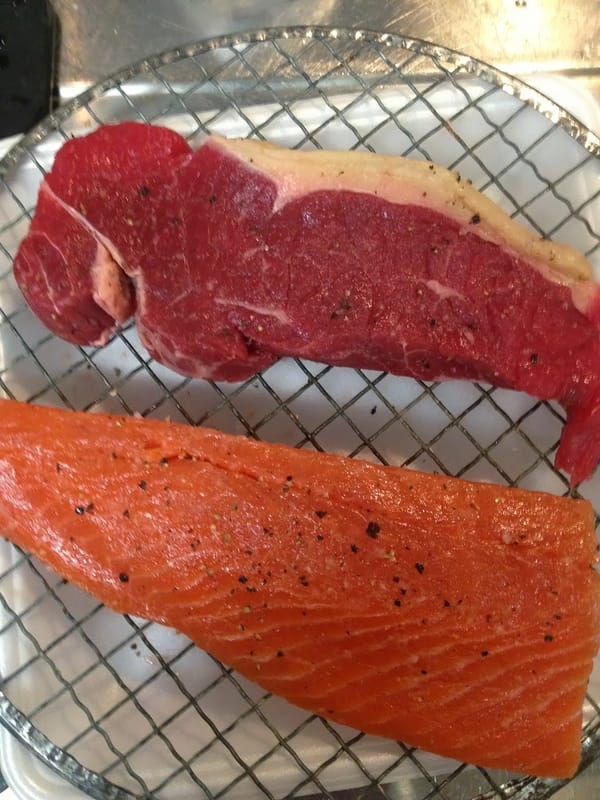 牛ステーキ肉とサーモンの燻製