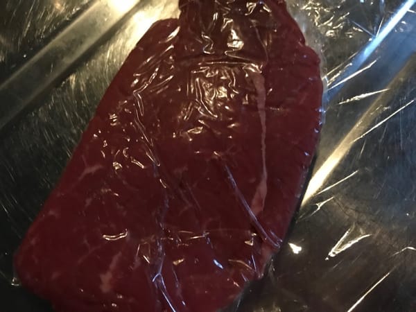 冷凍したステーキを冷凍したまま焼いたよー