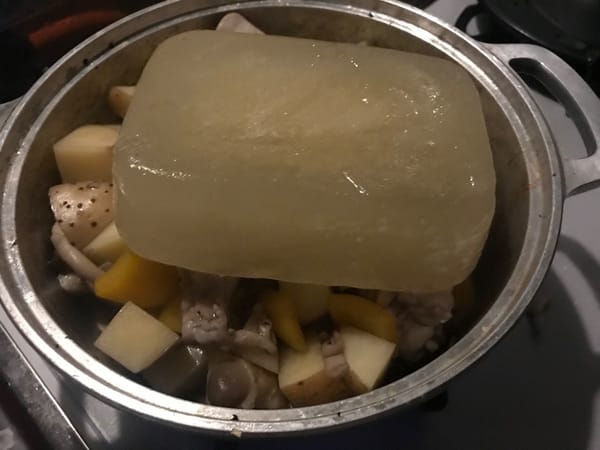 鶏肉とじゃがいものトマトスープ　ブイヨンと煮詰めトマトの利用