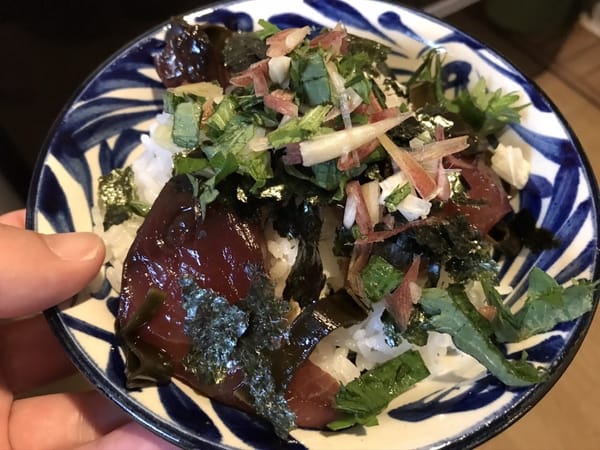 お刺身の柵に昆布をだかせる　漬マグロアボガド丼と漬カツオ薬味丼