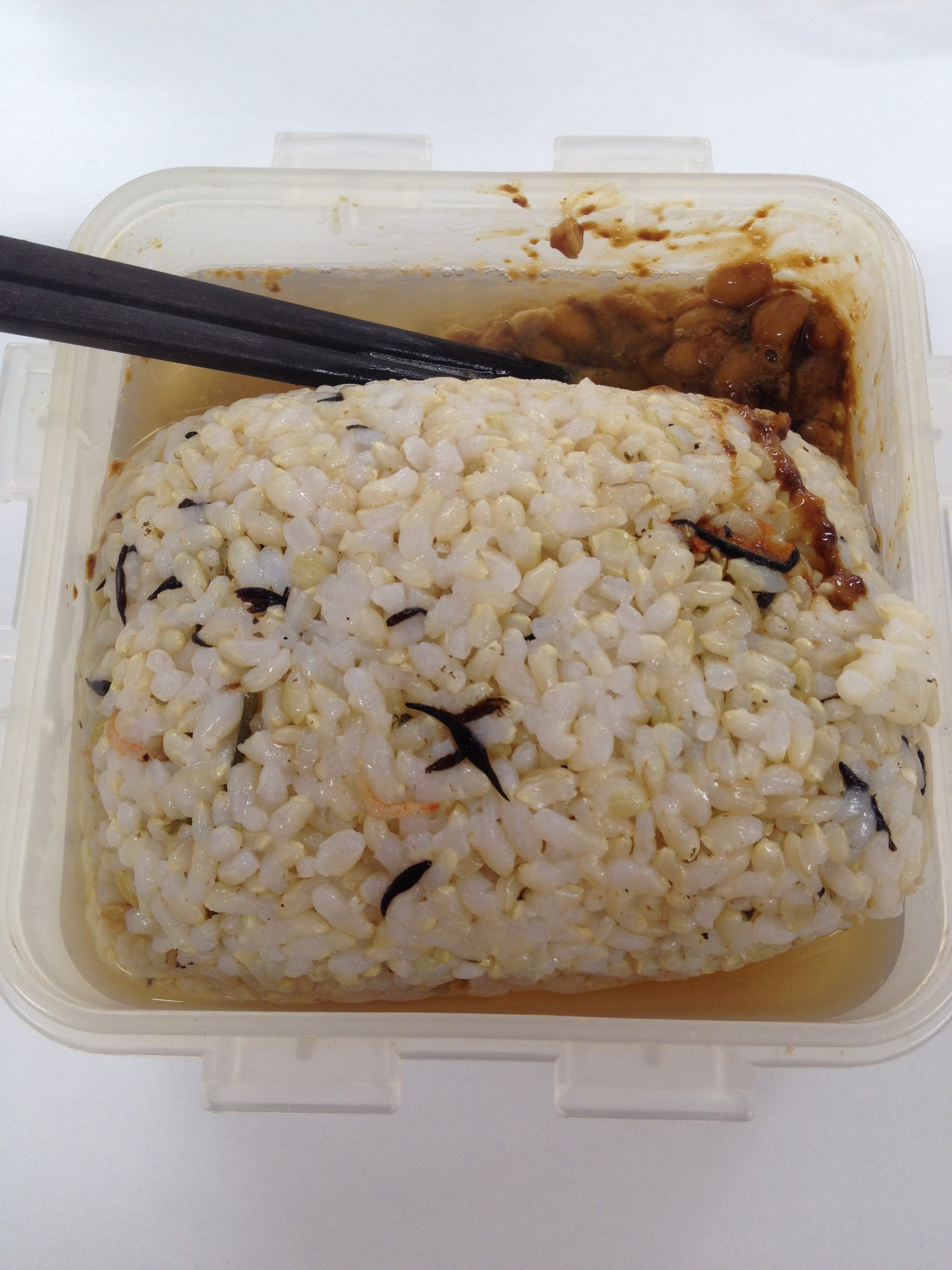 納豆を攪拌し、お湯を注いだ後のお弁当。
